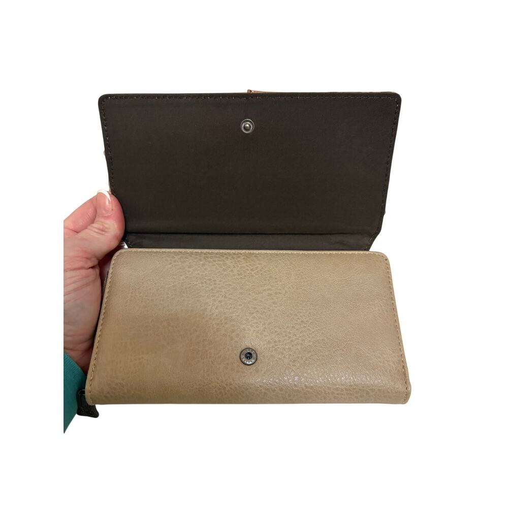 TRINITY RANCH HAIR-ON COWHIDE SADDLE SHAPE WALLET - Picture 2 of 11